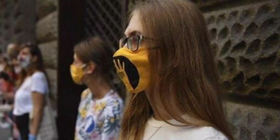 Studenten der Universität für Theater- und Filmkunst (SZFE) und ihre Sympathisanten demonstrieren für den Erhalt der Universitätsautonomie. Foto: Marton Monus/MTI/AP/dpa
