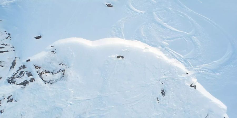 Oberhalb von Verbier VS hat am Montag eine Lawine zehn Skifahrer mitgerissen. Beim Unglück wurde ein Brite getötet, eine weitere Person wurde verletzt. (Archivbild)