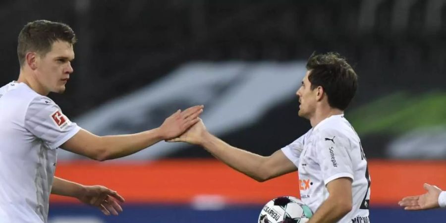 Mönchengladbachs Matchwinner Jonas Hofmann (r) und sein Mitspieler Matthias Ginter jubeln. Foto: Martin Meissner/AP/Pool/dpa