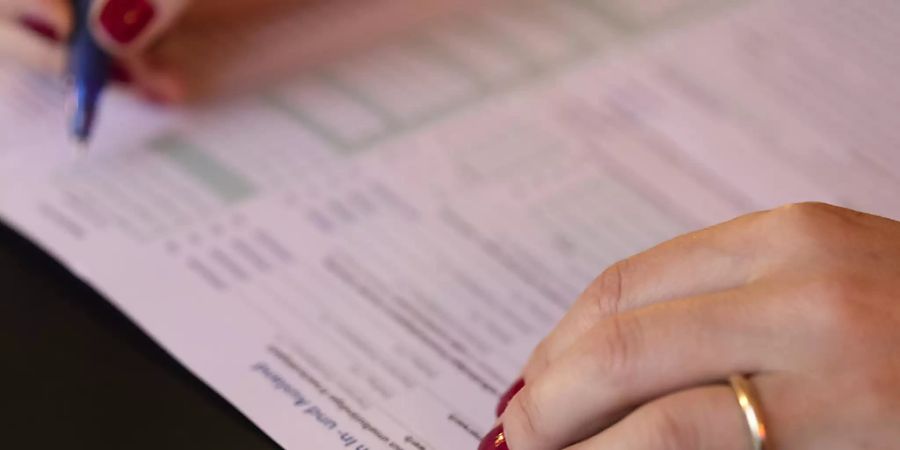 Die Steuerbelastung in der Schweiz ist im Durchschnitt leicht rückläufig. Nach wie vor geht knapp jeder vierte Einkommensfranken an die öffentliche Hand. (Themenbild)