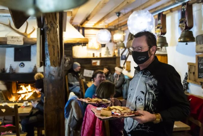 Ein Skigebiets-Restaurant im Waadtländer Jura heute Sonntag. Ab morgen Montag werden Restaurants wieder schliessen müssen. Coronavirus Verschärfen Neuenburg Waadt