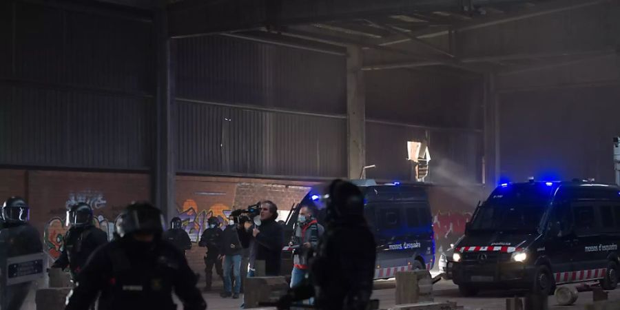 Mitglieder der Mossos D'Esquadra, der Regionalpolizei von Katalonien, sind im Einsatz bei der Räumung einer illegalen Rave-Party. Foto: Lorena Sopena/EUROPA PRESS/dpa