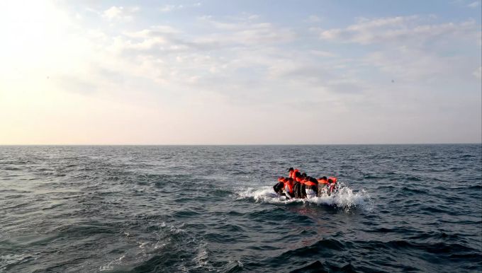 Eine Gruppe von mutmasslichen Migranten überquert den Ärmelkanal in Richtung Dover. (Archivbild) Migration über Ärmelkanal