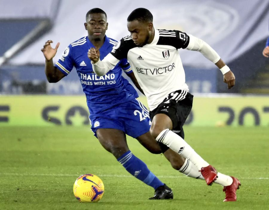 Fulhams Ademola Lookman entwischt Leicesters Nampalys Mendy und erzielt die Führung für den Aussenseiter.