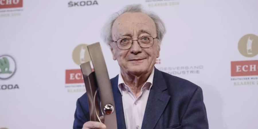 Alfred Brendel 2016 mit einem Echo Klassik. Foto: picture alliance / dpa