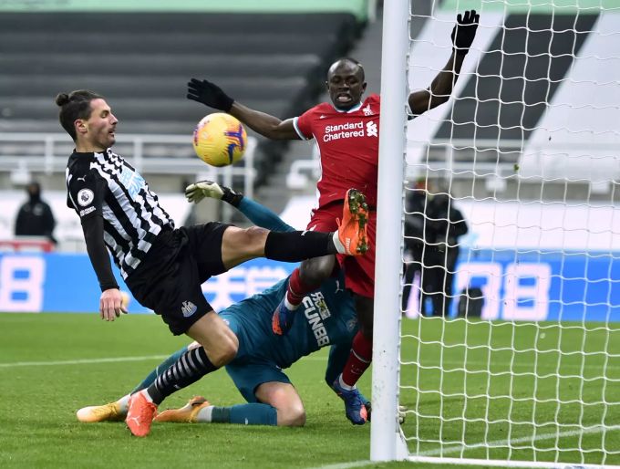 Fabian Schär (Newcastle United) im Duell mit Sadio Mane (Liverpool). Fabian Schär Newcastle Liverpool