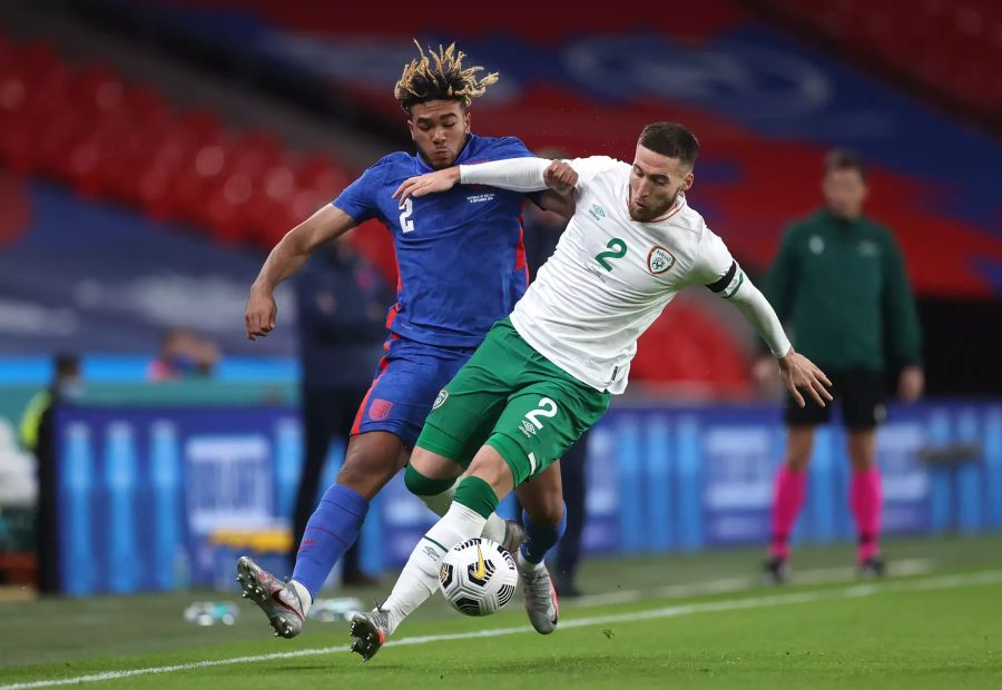 Englands Reece James (l.) im Duell mit dem Iren Matt Doherty (r.).
