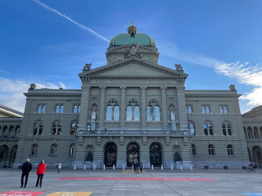 Ein Vergleich: Das Bundeshaus in Bern, aufgenommen mit dem iPhone 12 ...