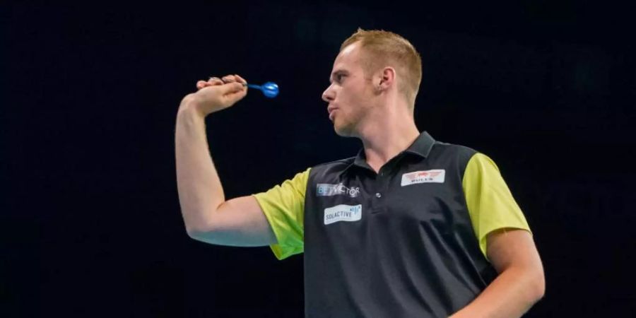 Max Hopp ist bei der Darts-EM in Oberhausen bereits in der ersten Runde ausgeschieden. Foto: Daniel Bockwoldt/dpa