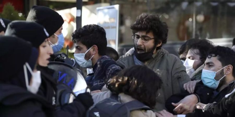 Studenten stossen mit Bereitschaftspolizisten während eines Protests in Ankara zusammen. Foto: Burhan Ozbilici/AP/dpa