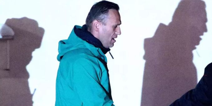 Kremlkritiker Alexej Nawalny wird nach seiner Rückkehr nach Russland umgehend festgenommen. Foto: Sergei Bobylev/TASS/dpa Kremlkritiker Alexej Nawalny wird nach seiner Rückkehr nach Russland umgehend festgenommen. Foto: Sergei Bobylev/TASS/dpa