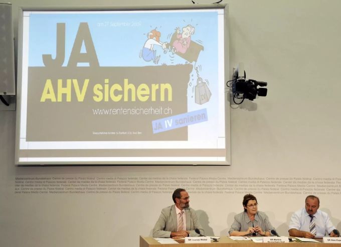 Die FDP setzte sich immer wieder für die AHV ein: Hier in einem überparteilichen bürgerlich-liberalen Komitee mit der GLP und SVP für ein JA zur Sicherung der AHV und Sanierung der IV. FDP AHV