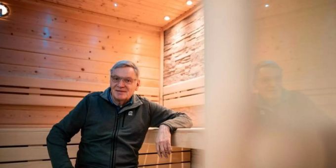 Der Chef des Sauneherstellers Müther, Ulrich Müther, sitzt in einem Ausstellungsraum in einer Sauna. Foto: Fabian Strauch/dpa Der Chef des Sauneherstellers Müther, Ulrich Müther, sitzt in einem Ausstellungsraum in einer Sauna. Foto: Fabian Strauch/dpa