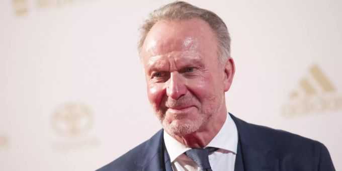 Karl-Heinz Rummenigge steht vor der Wahl des "Sportlers des Jahres 2020" auf dem roten Teppich im Kurhaus. Karl-Heinz Rummenigge