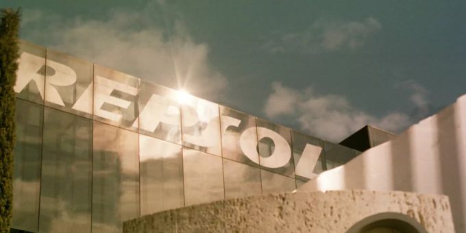 Die Sonne über dem Hauptsitz des Erdölkonzerns Repsol in Madrid. repsol