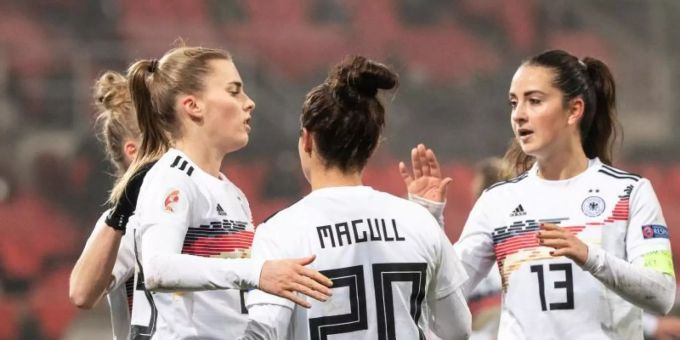 Laura Freigang (l) erzielte gegen Griechenland einen Hattrick. Foto: Matthias Balk/dpa