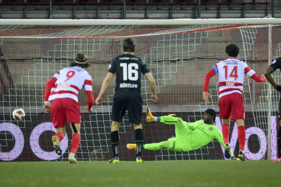 Anto Grgic schickt Goalie Lawrence Ati Zigi bei seinem Penalty in die falsche Ecke.