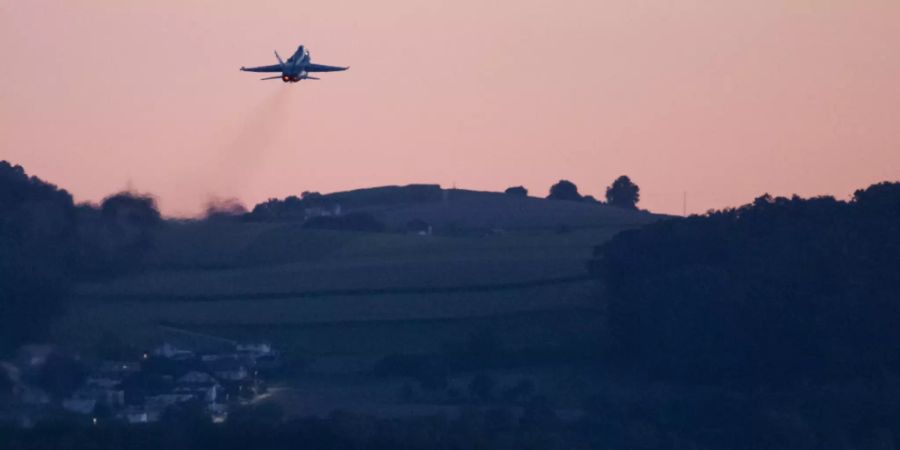 Die Schweizer Armee will mit ihren Kampfjets am Abend weniger Lärm verursachen. Kommende Wochen finden entsprechende Testflüge statt. (Archivbild)