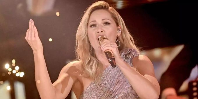 Helene Fischer steht wieder einmal auf dem musikalischen Siegertreppchen. Foto: Britta Pedersen/dpa-Zentralbild/dpa Helene Fischer steht wieder einmal auf dem musikalischen Siegertreppchen. Foto: Britta Pedersen/dpa-Zentralbild/dpa