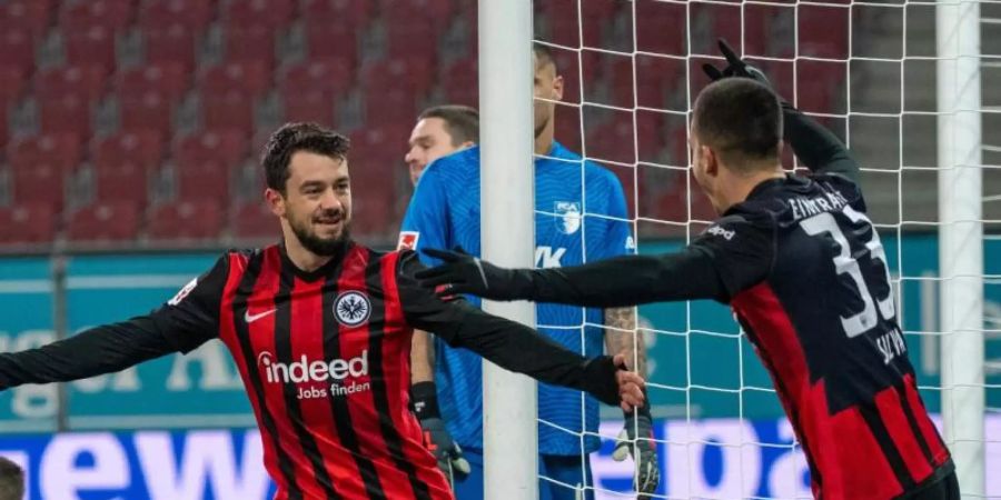 Die Frankfurter Amin Younes (l) und Andre Silva bejubeln die Führung. Foto: Stefan Puchner/dpa