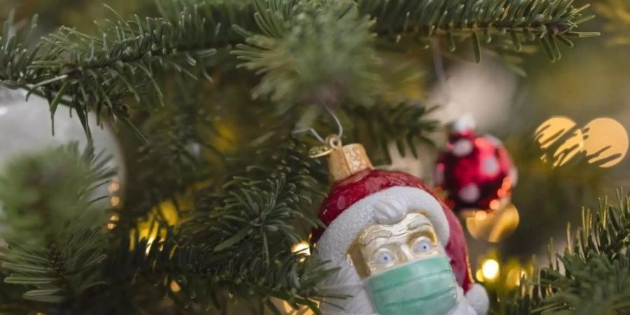 Eine Mehrheit will sich an Weihnachten an die Corona-Regeln halten, sagt eine Umfrage. Foto: Tom Weller/dpa/Archiv
