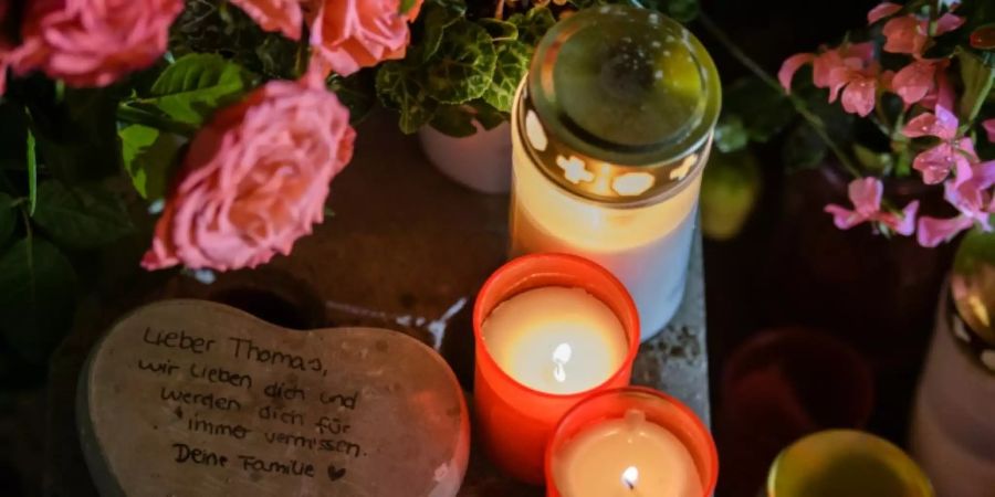 Kerzen am Ort der Messerattacke von Dresden