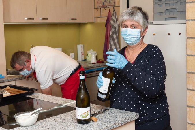 Eveline Schärli bewirtet die ersten Gäste.