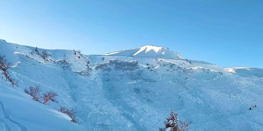 Am steilabfallenden Hang ausserhalb der Pistenanlagen im Gebiet Rot Turm am Stoos hat sich eine bis zu 150 Meter breite Lawine gelöst und einen Skifahrer aus dem Kanton Zug mitgerissen.