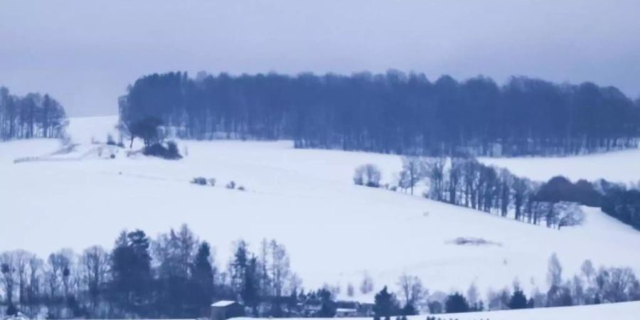 Eine in der Nacht durchziehende Schneefront hat vielerorts für reichlich neuen Schnee gesorgt. Foto: Jan Woitas/dpa-Zentralbild/dpa