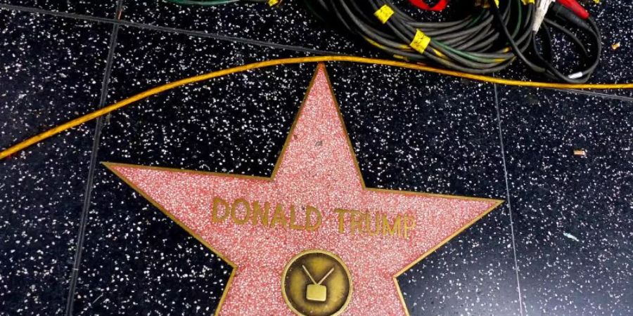 Der Stern von Donald Trump auf dem Hollywood Walk of Fame. Foto: Barbara Munker/dpa