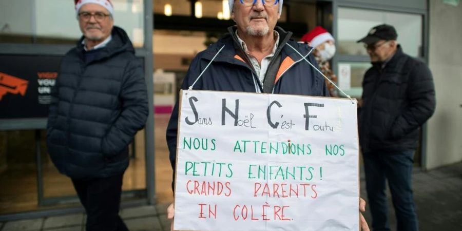 Mann protestiert in Brest gegen den Bahnstreik