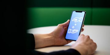 Smartphone Spenden Design Donation Hände