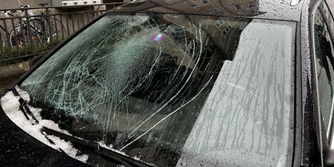 Stadt St. Gallen: Dachlawine beschädigt Personenwagen Stadt St. Gallen: Dachlawine beschädigt Personenwagen