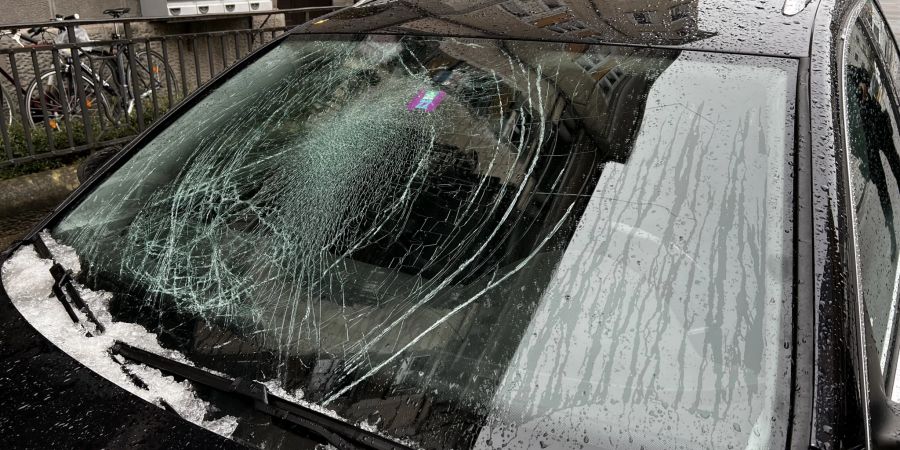 Stadt St. Gallen: Dachlawine beschädigt Personenwagen