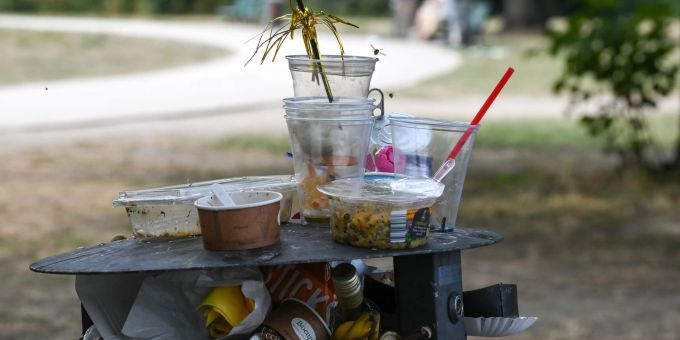Ein übervoller Mülleimer mit Partymüll im Treptower Park in Berlin. Viele Gaststätten bieten ihrer Kundschaft laut Greenpeace noch immer keine Mehrweg-Verpackungen an. Ein übervoller Mülleimer mit Partymüll im Treptower Park in Berlin. Viele Gaststätten bieten ihrer Kundschaft laut Greenpeace noch immer keine Mehrweg-Verpackungen an.
