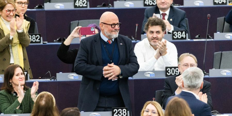 Marc Angel (M, LSAP, Fraktion S&D) steht im Europäischen Parlament und nimmt nach seiner Wahl zum Vizepräsidenten des Europäischen Parlaments Applaus entgegen.