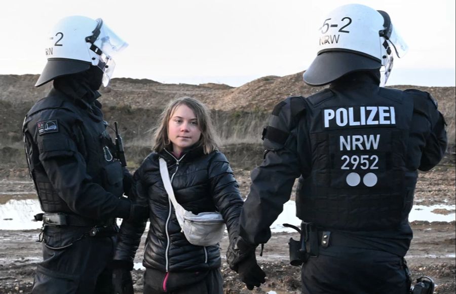 Hier wird Thunberg mehrere minutenlang auf einem Feld festgehalten.