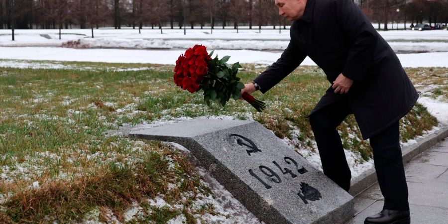 Der russische Präsident Wladimir Putin legt zum Gedenken an den 80. Jahrestag des Durchbruchs der Leningrader Blockade auf dem Piskarjowskoje-Friedhof in St. Petersburg Blumen nieder.