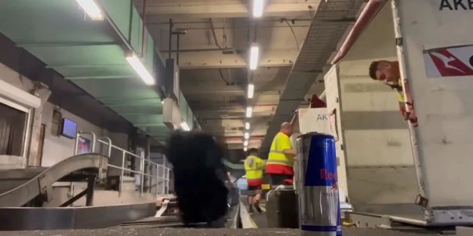 Die Gepäckmitarbeiter von Swissport werfen in Melbourne die Koffer aufs Förderband. Swissport