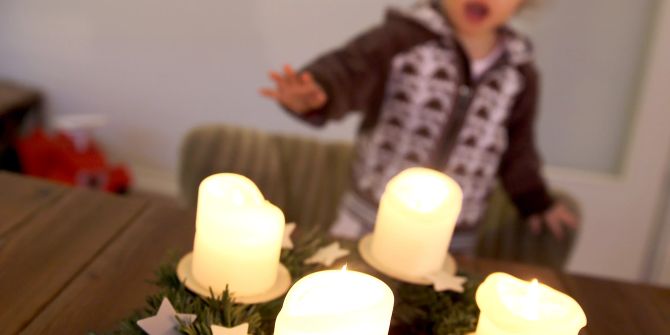 Adventskranz Kerzen Kinder Tisch