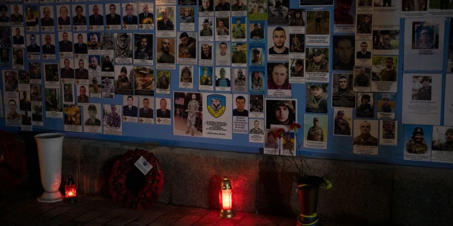 Die «Gedenkwand für die gefallenen Verteidiger der Ukraine im russisch-ukrainischen Krieg» in Kiew.