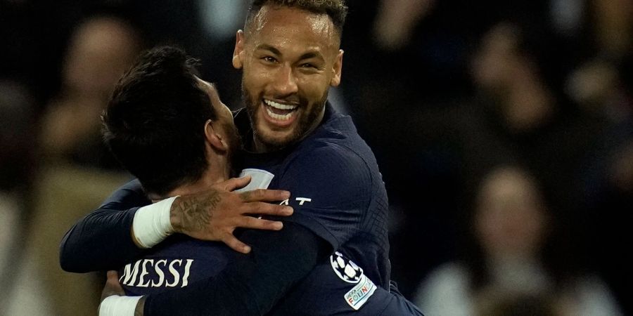 Neymar (r) und Messi sind Teamkollegen beim französischen Meister Paris Saint-Germain.