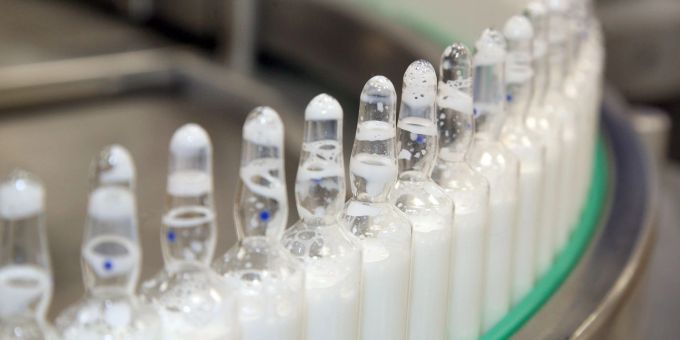 Glasampullen werden beim Pharma- und Medizintechnikunternehmen B.Braun Melsungen AG in Berlin hergestellt und mit Infusionen befüllt. Sintetica