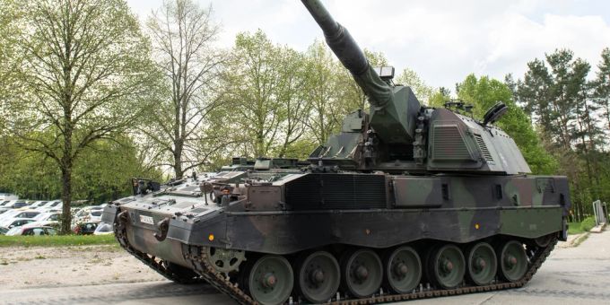 Baden-Württemberg, Stetten am kalten Markt: Eine Panzerhaubitze 2000 steht auf dem Gelände der Albkaserne. Panzerhaubitze