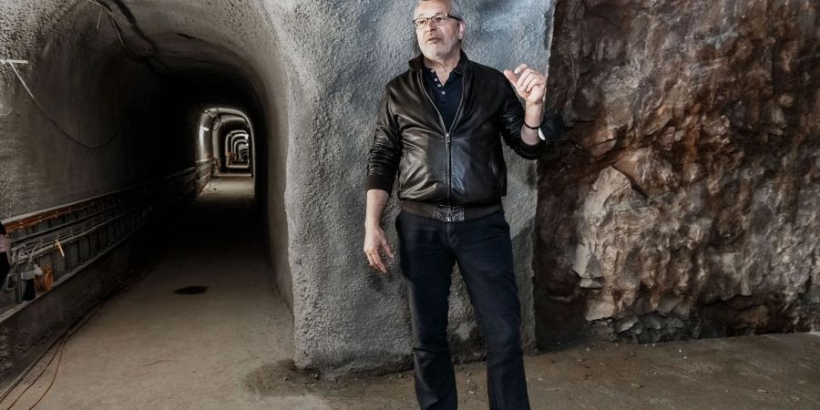 Jörg Andres ist Direktor des Museums Helgoland. Er steht in einem alten Bunkerstollen, der zur Zeit renoviert wird.