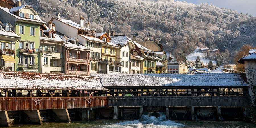 Die verschneite Thuner Altstadt mit unterer Schleuse.