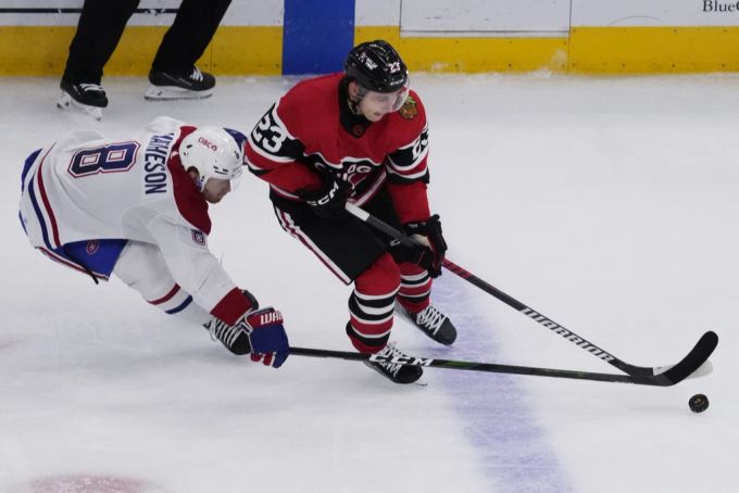 Philipp Kuraschew (rechts) gelingen in der NHL zwei Assists (Archivbild). NHL