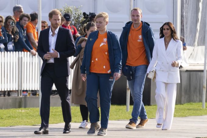 Dieses Outfit von Meghan Markle (r.) bei den Invictus Games im April, war das teuerste des Jahres. Meghan Markle Prinz Harry
