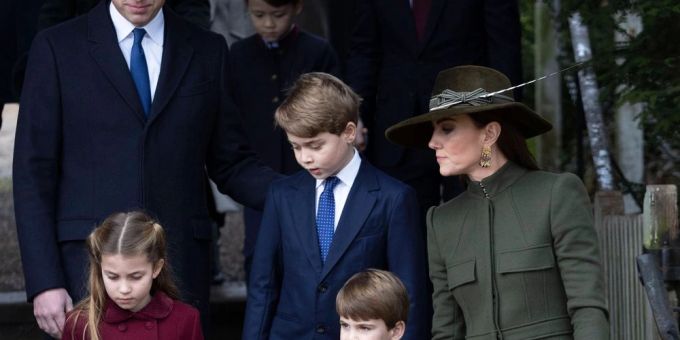 Die Royal Family besucht am ersten Weihnachtsfeiertag traditionell einen Gottesdienst in Sandringham. Prinzessin Kate mit ihrer Familie in Sandringham.