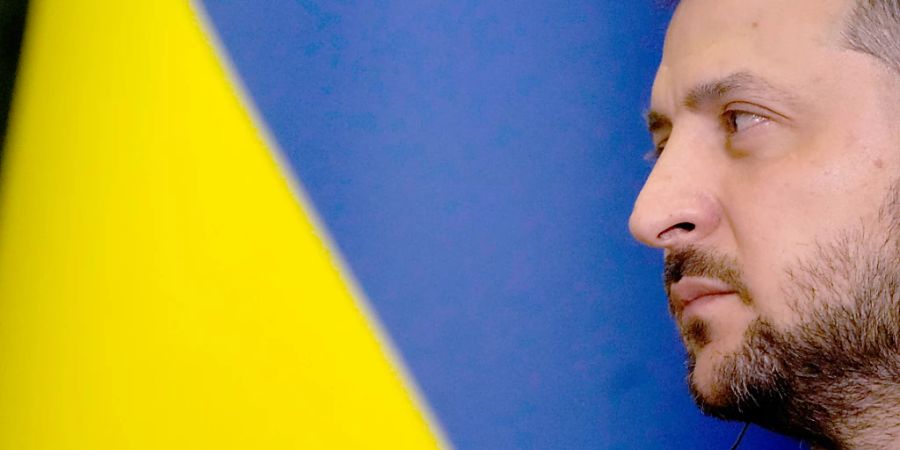 ARCHIV - Wolodymyr Selenskyj, Präsident der Ukraine, blickt bei einer gemeinsamen Pressekonferenz zur EU-Kommissionspräsidentin. Foto: Natacha Pisarenko/AP/dpa